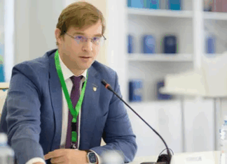 Курс тенге укрепился, а в сети паника: почему разговоры о санкциях и «картах без документов» не имеют под собой оснований